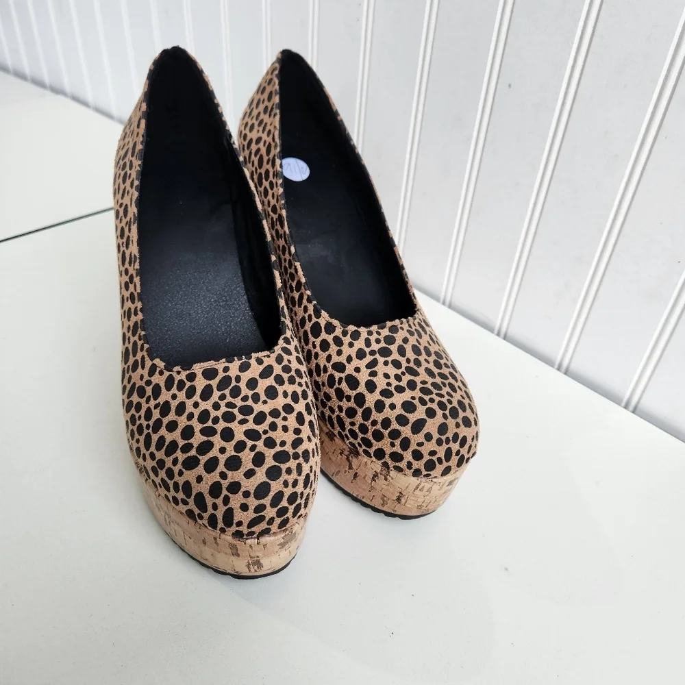 Women Pumps Platform 2in on front 4in on back of shoe High Heels size 9.5